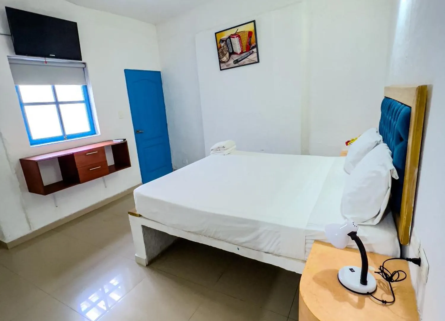 The Blue House Hostel Santa Marta  Bed & Breakfast