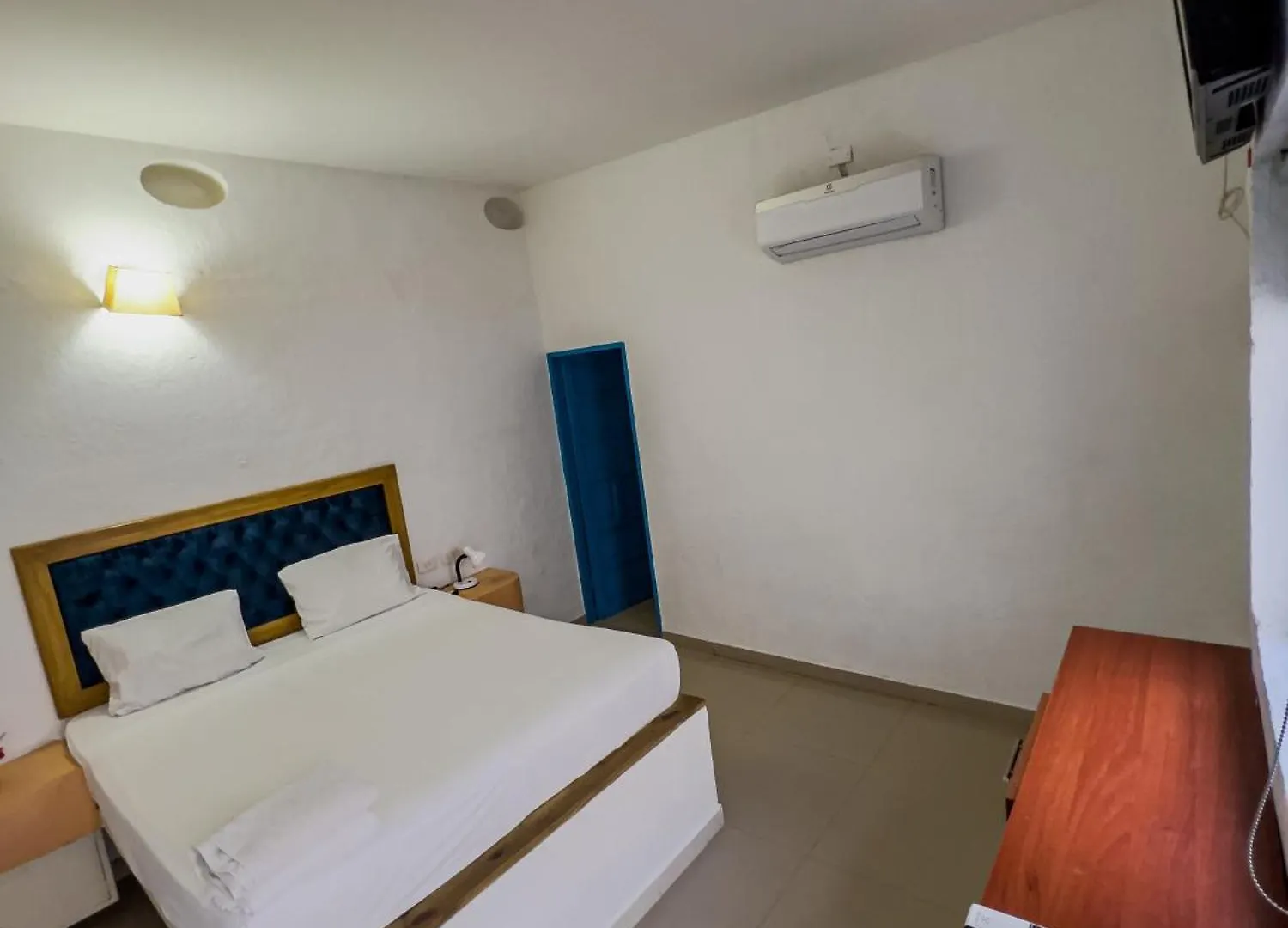 The Blue House Hostel Santa Marta  Bed & Breakfast